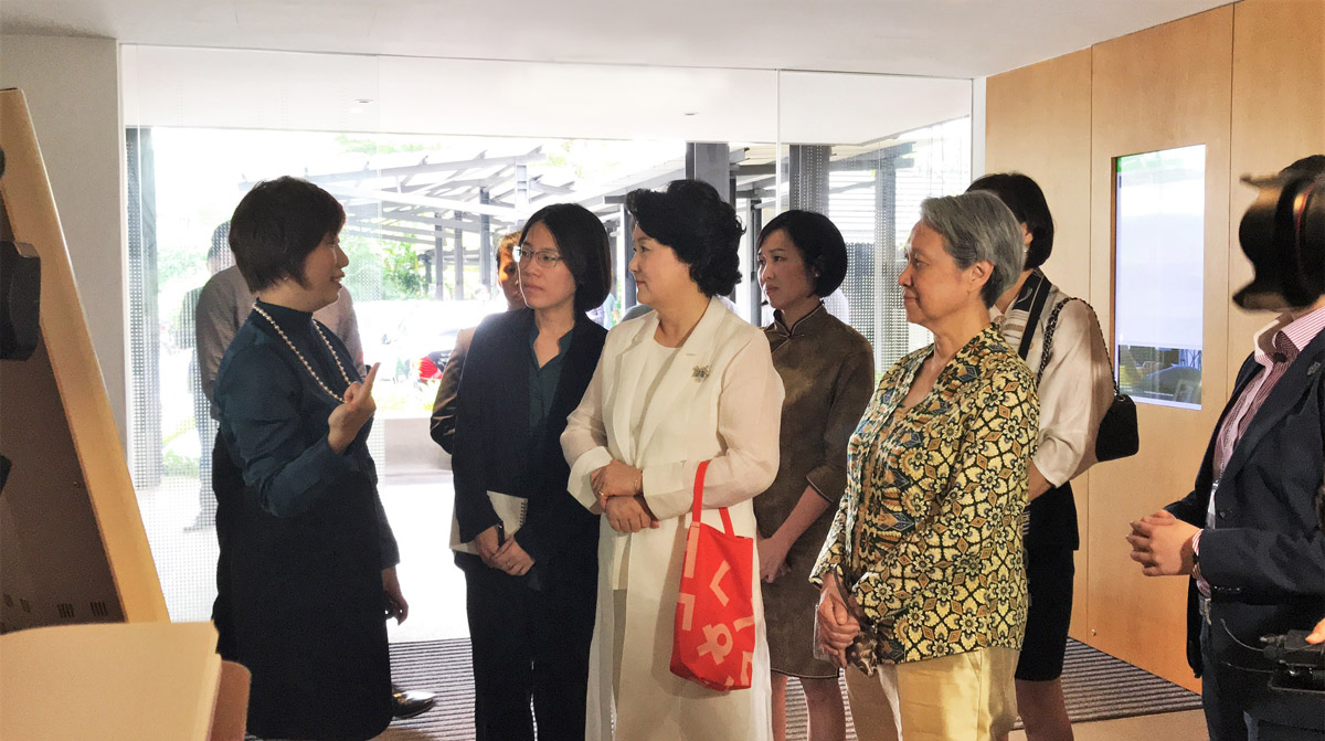 SG Enable's CEO engaging Mdm Ho Ching (wife of PM Lee Hsien Loong) and Mdm Kim Jung-Sook (then First Lady of Korea) at Enabling Village.