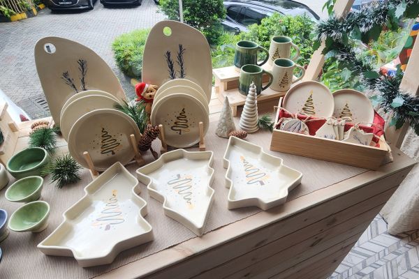 Ceramic wares with Christmas tree painted on it, on the booth tabletop