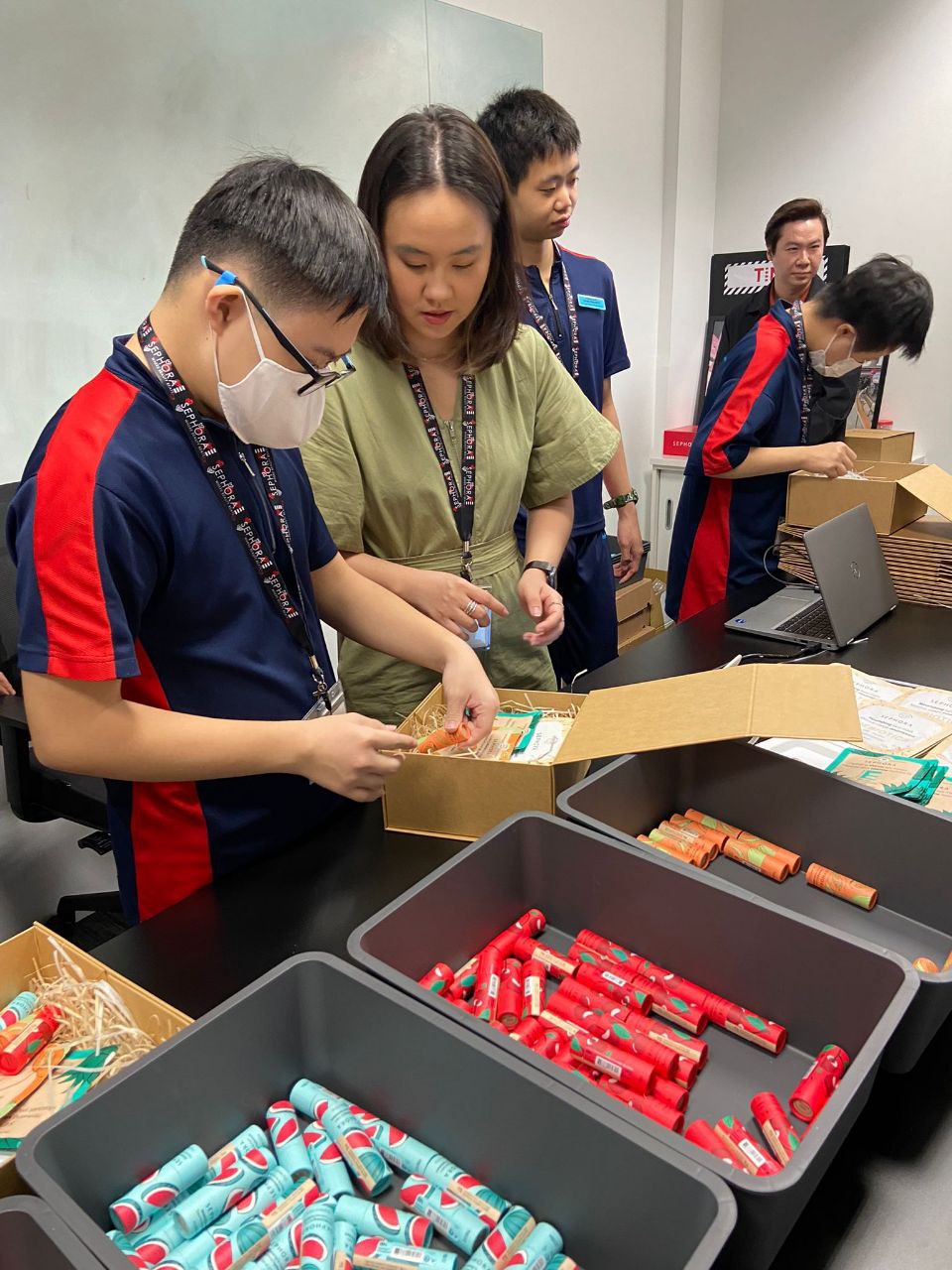 Sephora staff guiding student on how to pack the PR kit