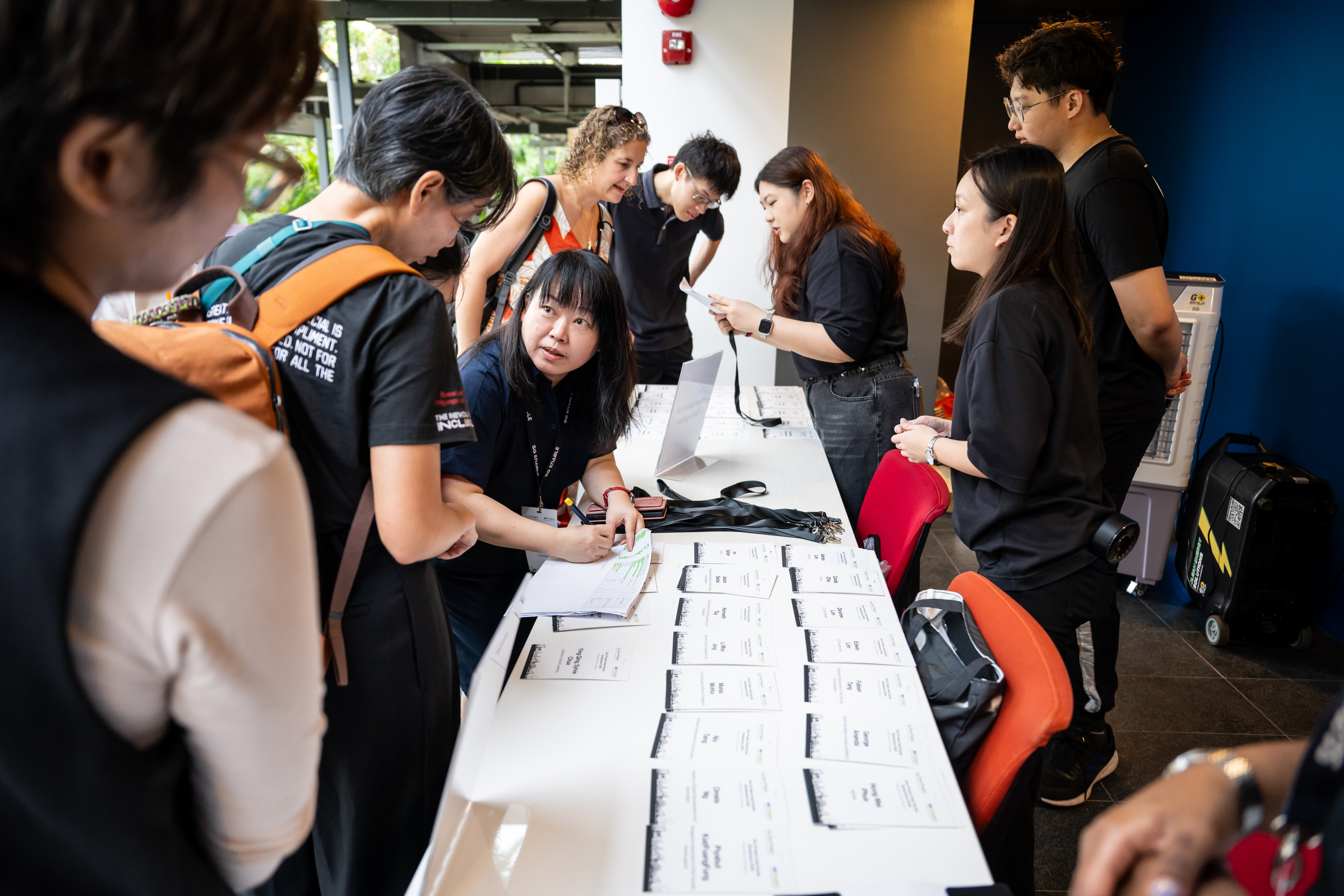Participantsregisteringattheregistrationbooth