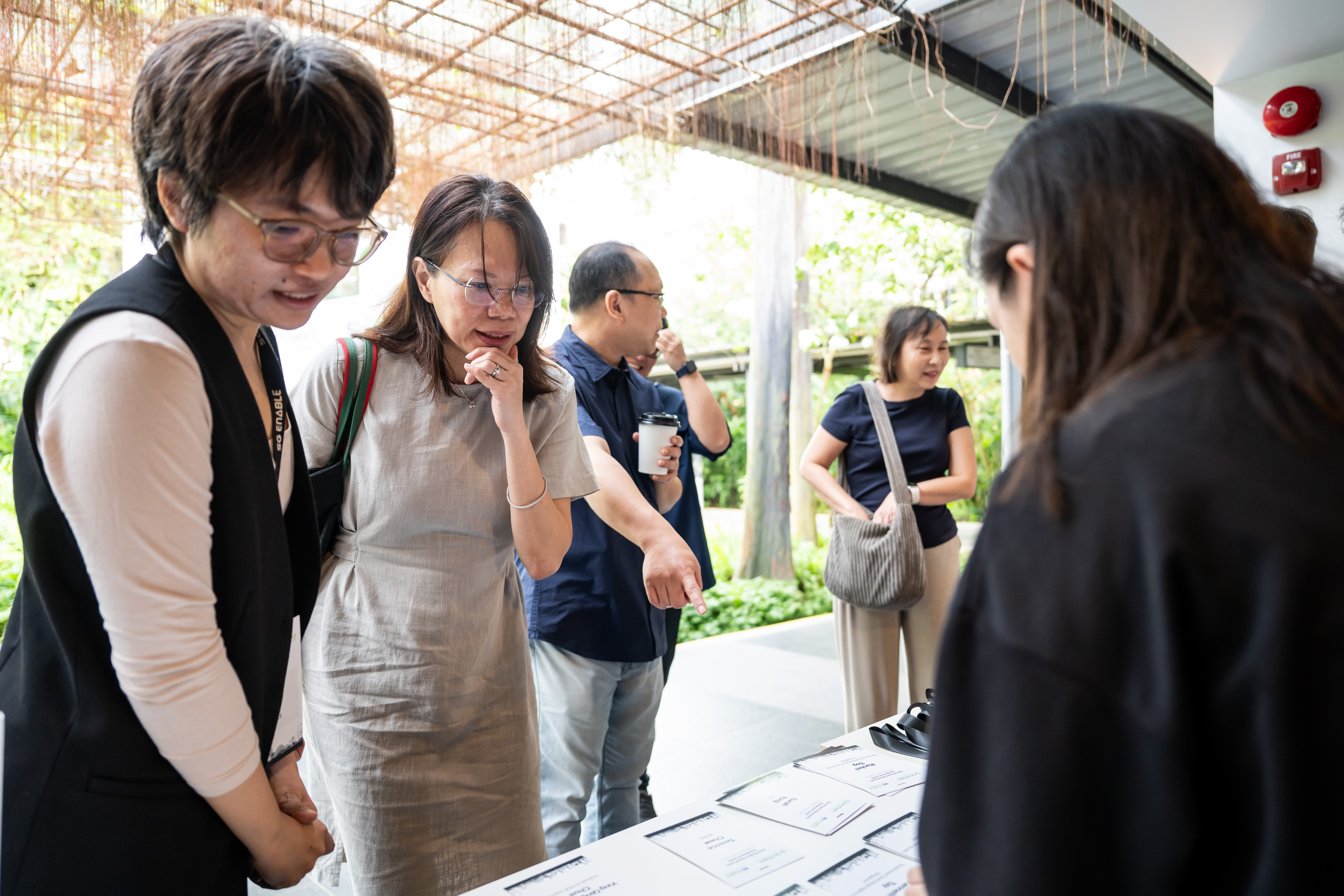 Participantsregisteringattheregistrationbooth