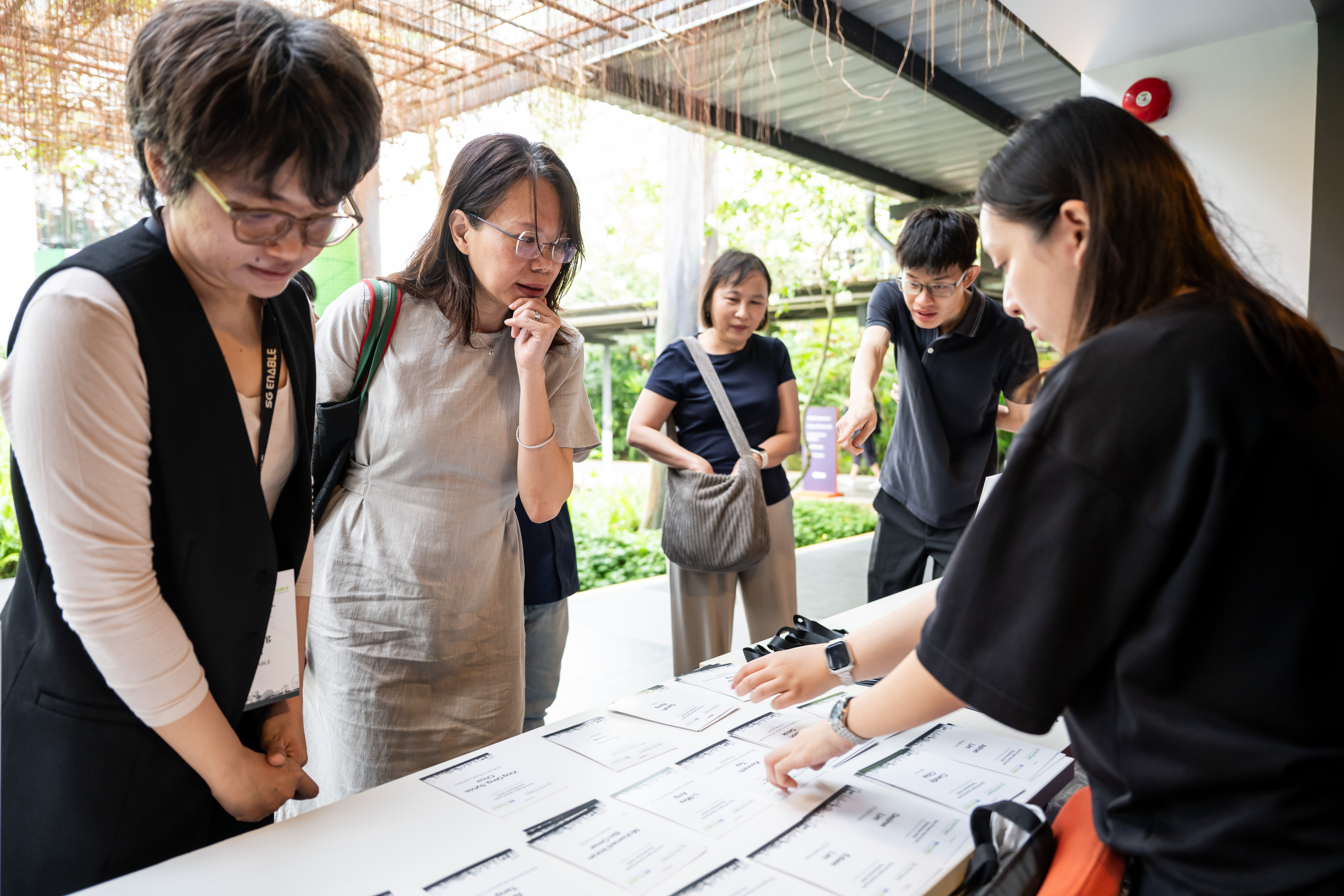 Participantsregisteringattheregistrationbooth