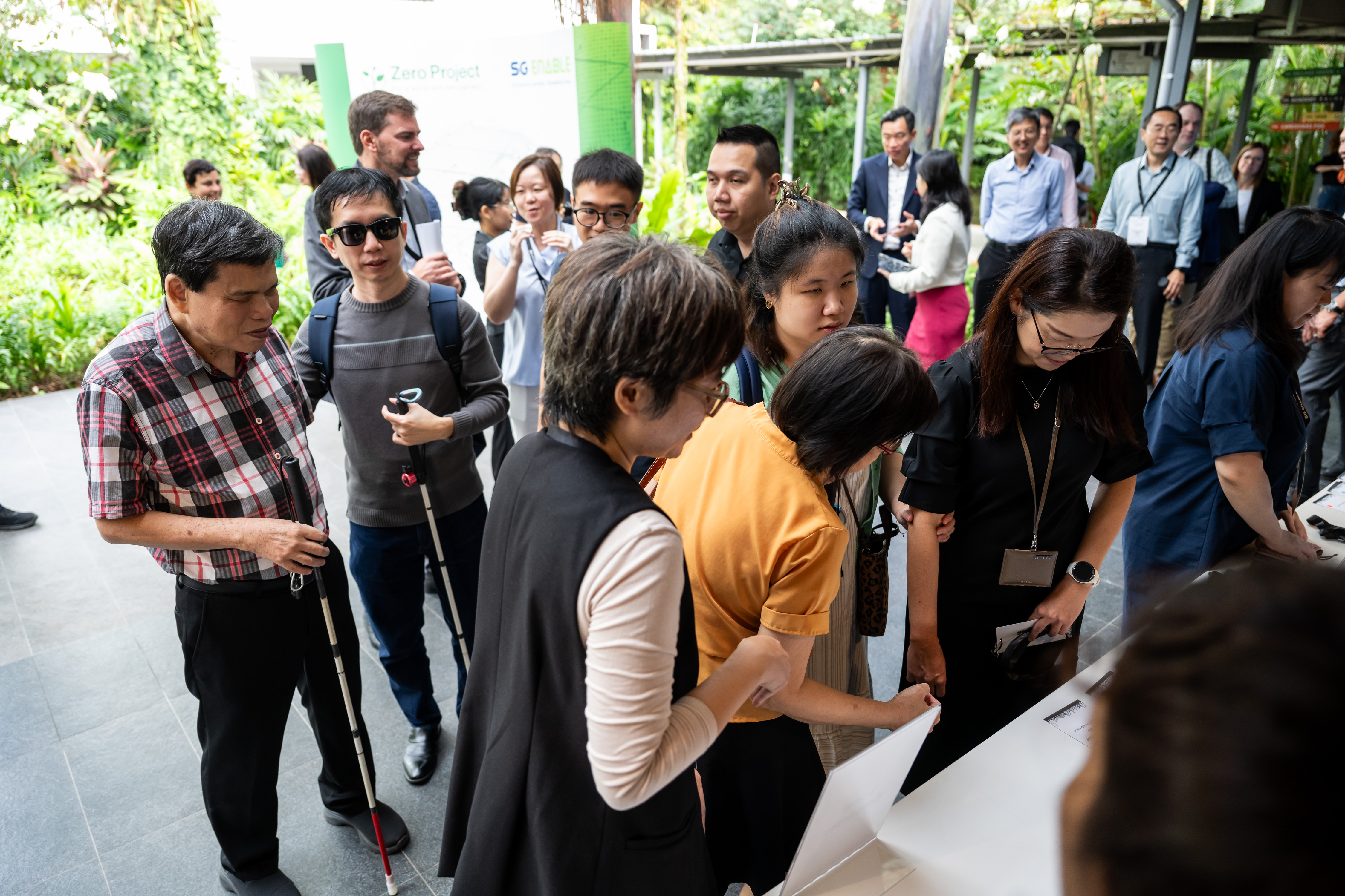 Participantsregisteringattheregistrationbooth