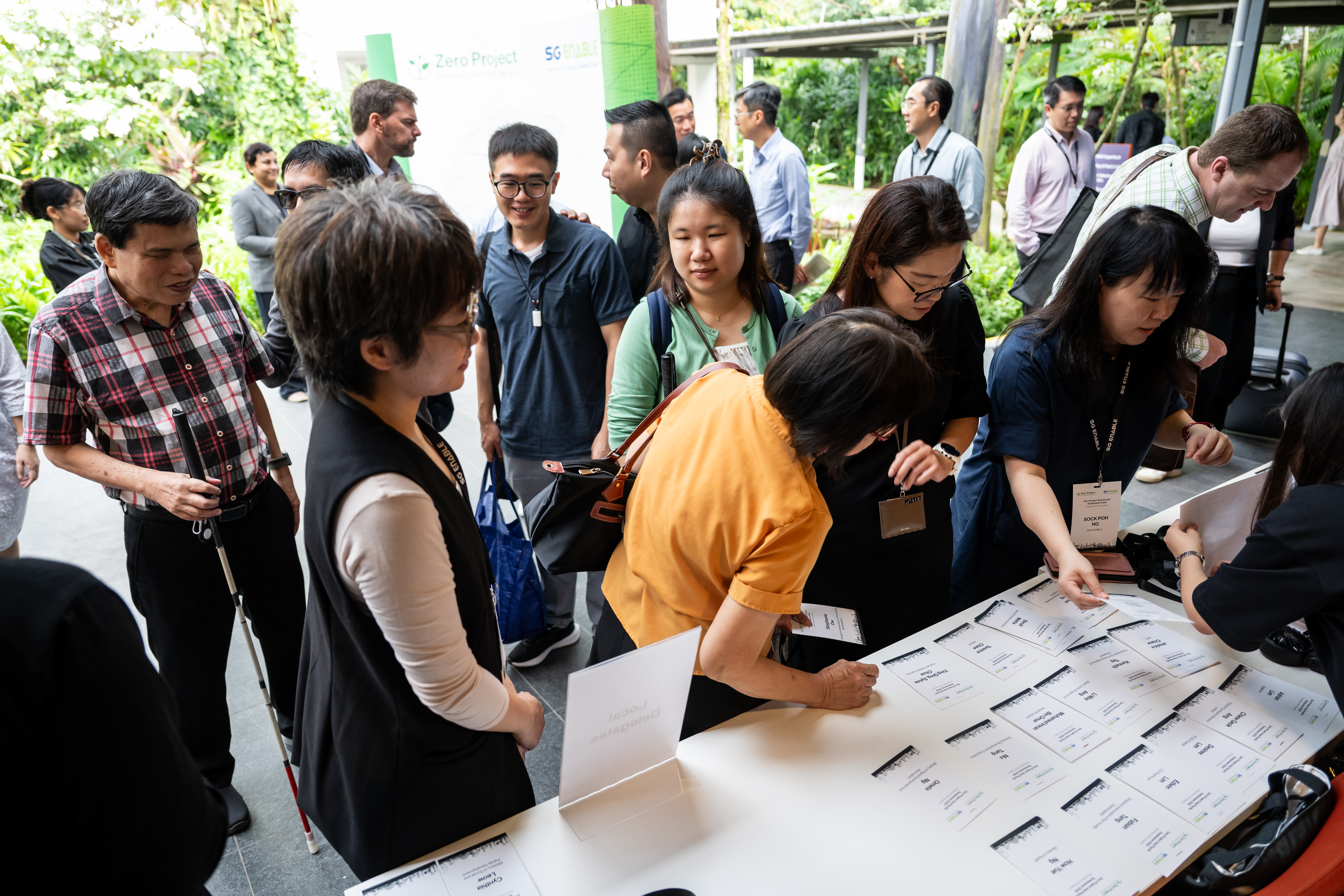 Participantsregisteringattheregistrationbooth