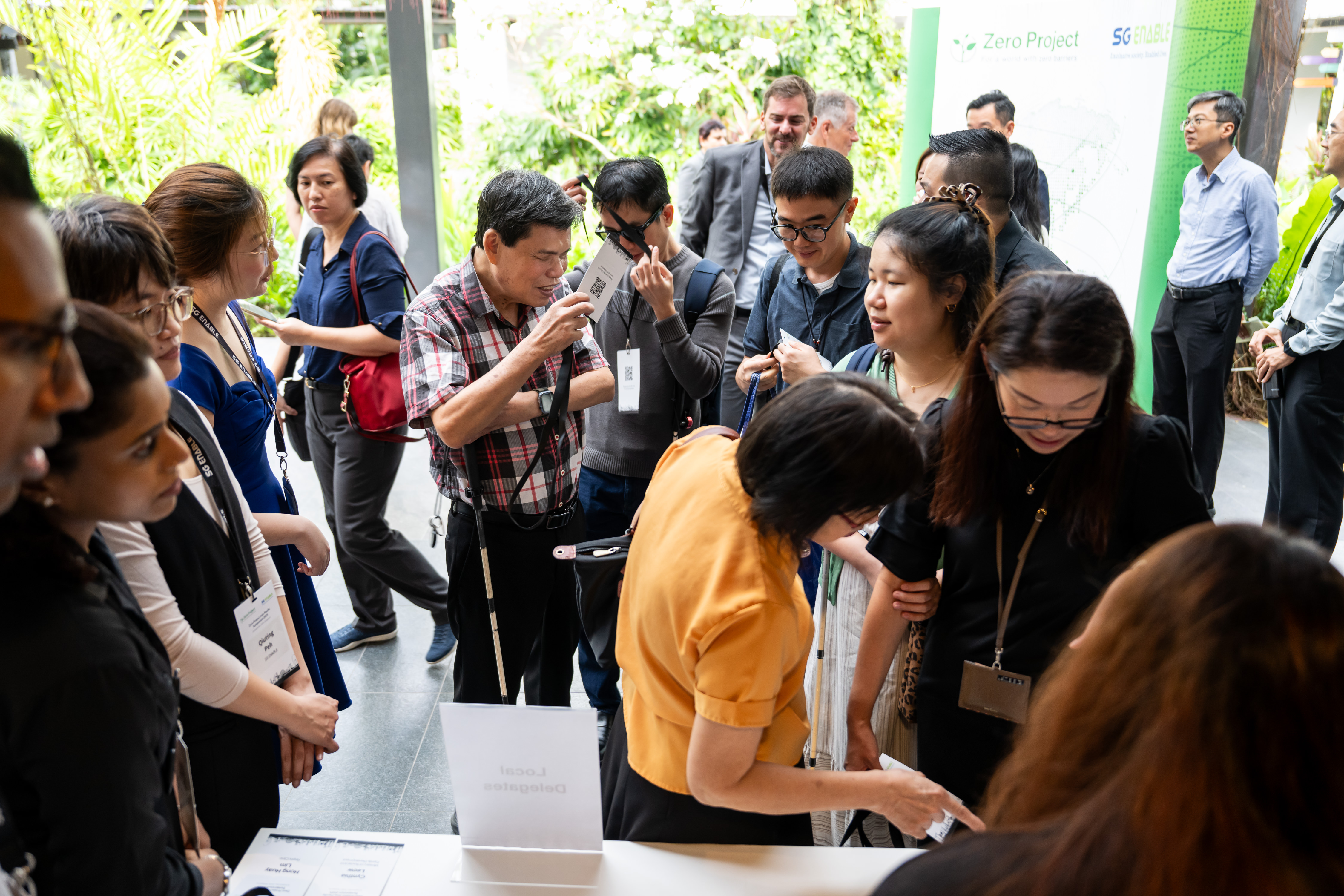 Participantsregisteringattheregistrationbooth